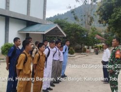 Babinsa Sertu H.J Tambunan Berikan Pembinaan Karakter kepada Siswa SMKN 1 Balige