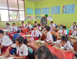 Babinsa Sertu Pane Aktif Monitoring Penyaluran Program MBG di SDN Tanding Desa Pintu Bosi Laguboti