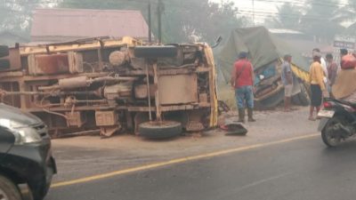 Kecelakaan Truk Akibat Rem Blong Terjadi di Desa Jawa Tengah Kecamatan Sungai Embawang Kubu Raya