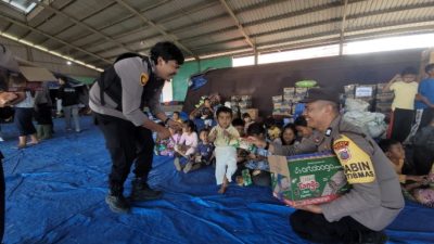 Polres Karo Berbagi Keceriaan, Anak-Anak Pengungsi Sinabung Dapat Bantuan Snack