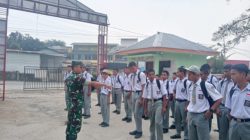 Babinsa Ajak Siswa SMKN 1 Balige Fokus Belajar dalam Menuntut Ilmu di Sekolah