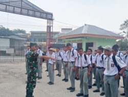 Babinsa Ajak Siswa SMKN 1 Balige Fokus Belajar dalam Menuntut Ilmu di Sekolah