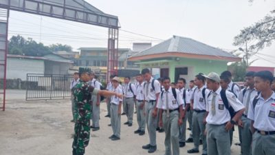 Babinsa Ajak Siswa SMKN 1 Balige Fokus Belajar dalam Menuntut Ilmu di Sekolah