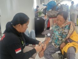 Polda Sumut Beri Layanan Kesehatan Bagi Penumpang Terdampak Pembatalan Penerbangan di Kualanamu