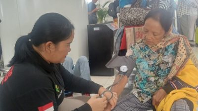 Polda Sumut Beri Layanan Kesehatan Bagi Penumpang Terdampak Pembatalan Penerbangan di Kualanamu