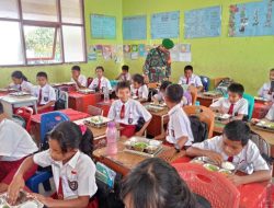 Babinsa Aktif Monitoring Penyaluran Program MBG di Sekolah