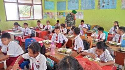 Babinsa Aktif Monitoring Penyaluran Program MBG di Sekolah