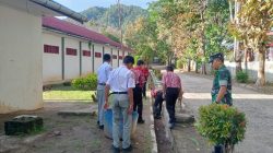 Tanamkan Kebersihan, Babinsa Ajak Siswa SMKN 1 Balige Bersihkan Halaman Sekolah
