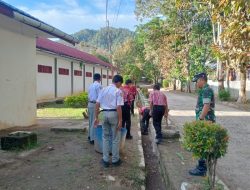 Tanamkan Kebersihan, Babinsa Ajak Siswa SMKN 1 Balige Bersihkan Halaman Sekolah
