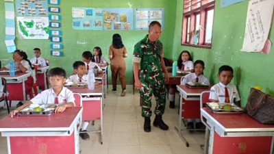 Babinsa Serka B Sinambela Aktif Monitoring Pengawasan Penyaluran Program MBG di SDN 2 Laguboti