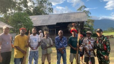 Satgas Pamtas Yonif 645/GTY Dukung Kearifan Budaya Lokal di Distrik Apalapsili Papua Pegunungan