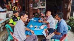Babinsa Bangun Komunikasi Yang Baik Bersama Warga Desa Pintu Bosi Laguboti 