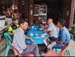 Babinsa Bangun Komunikasi Yang Baik Bersama Warga Desa Pintu Bosi Laguboti 