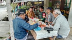 Babinsa Seda J Situmorang Komsos dengan Warga dan Pantau Wilayah Binaan