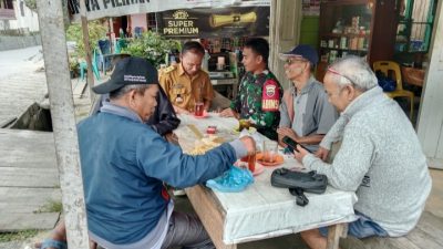 Babinsa Seda J Situmorang Komsos dengan Warga dan Pantau Wilayah Binaan
