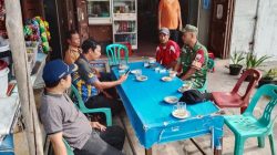 Babinsa Koptu Lumbantoruan Jalin Silahturahmi dengan Warga Binaan di Warung Kopi