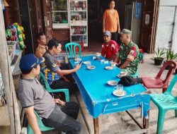 Babinsa Koptu Lumbantoruan Jalin Silahturahmi dengan Warga Binaan di Warung Kopi