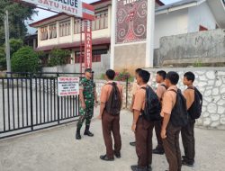 Babinsa Berikan Pembinaan dan Tanamkan Kedisiplinan Kepada Siswa SMKN 1 Balige
