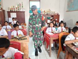 Babinsa Aktif Monitoring Pengawasan Penyaluran Program MBG di SDN Sitoluama Laguboti