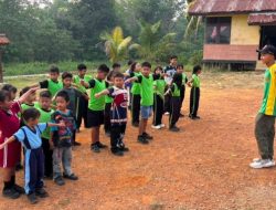 Dukung Pendidikan Perbatasan, Pos Perumbang Satgas Yonarmed 13/Nanggala Berikan Pelatihan Olahraga bagi Siswa SDN 04 Kekurak