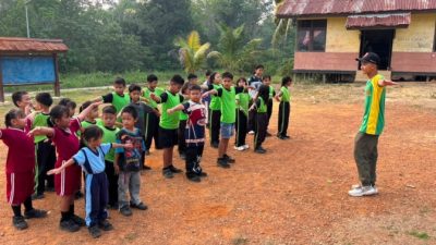 Dukung Pendidikan Perbatasan, Pos Perumbang Satgas Yonarmed 13/Nanggala Berikan Pelatihan Olahraga bagi Siswa SDN 04 Kekurak