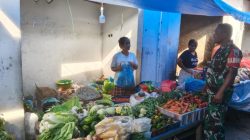 Babinsa Koptu J Pangaribuan Cek Harga Sembako di Pasar Laguboti