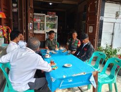 Babinsa Serda B Hutasoit Jalin Silahturahmi Sambil Ngopi Bersama Warga Desa Sibuea 