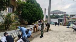 Babinsa Koramil 17/Balige Ajak Siswa SMKN 1 Balige Peduli Kebersihan di Lingkungan Sekolah
