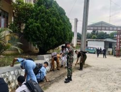 Babinsa Koramil 17/Balige Ajak Siswa SMKN 1 Balige Peduli Kebersihan di Lingkungan Sekolah