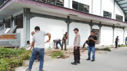 Babinsa Bersama Polsek Laguboti dan Warga Gelar Gotong Royong Bersama di Desa Sibuea 