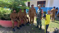 Babinsa Komsos Bersama Guru SMPN 4 Laguboti 