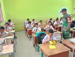 Babinsa Kawal Penyaluran Program MBG di SDN 1 Sidulang Laguboti 