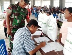 Babinsa Koramil 16/Laguboti Awasi Pembagian Bantuan Beras ke Desa 