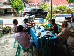 Serka B Sinambela Komsos dengan Warga dan Pantau Wilayah Binaan di Desa Aruan 