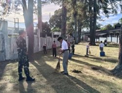 Babinsa Serda J Pardosi Ajak Siswa SMKN 1 Balige Peduli Kebersihan di Lingkungan Sekolah