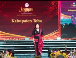 Pesona Tenun Lokal di Panggung Nasional, Ketua Dekranasda Toba Tampil Memukau Pada Parade WASTRA KRIYANUSA 2026