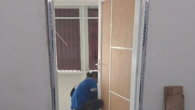 Pembangunan KDKMP Desa Tarabunga Tampahan Tahap Pemasangan Pintu Kaca dan Pintu, Progres Capai 95,51 Persen 