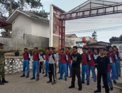 Babinsa Koramil 17/Balige Tanamkan Kedisiplinan kepada Siswa SMKN 1 Balige