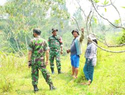 Babinsa Bersama Warga Patroli Karhutla di Desa Raja Gorat Laguboti