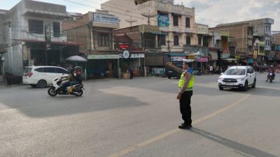 Piket Satlantas Polres Toba Perkuat Pelayanan Gatur dan Kelancaran Lalu Lintas di Sore Hari 