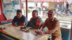 Babinsa Jalin Komunikasi Sosial dan Silahturahmi dengan Warga di Warung Kopi