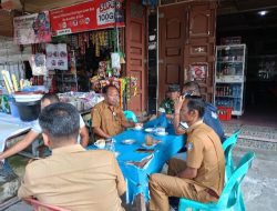 Babinsa Jalin Hubungan Baik dengan Perangkat Desa Sibuea di Warung Kopi 