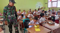 Babinsa Sertu Pane Monitoring Pengawasan Penyaluran Program MBG di Sekolah