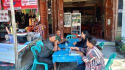Serma B Sinambela Komsos dengan Warga Desa Sibuea di Warung Kopi 