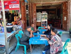 Serma B Sinambela Komsos dengan Warga Desa Sibuea di Warung Kopi 