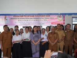 Pemkab Toba Dorong Kemandirian Ekonomi Lewat Pelatihan Souvenir Kain Ulos