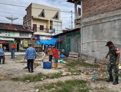 Babinsa dan Warga Gelar Gotong Royong Bersama di Pasar Laguboti 