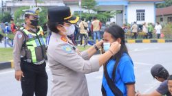 Lindungi Generasi Muda dari Kabut Asap, Kapolres Samosir Bagikan Masker Gratis