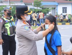 Lindungi Generasi Muda dari Kabut Asap, Kapolres Samosir Bagikan Masker Gratis