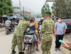 Peduli Kesehatan Masyarakat, Brigif TP 37/HS Bersinergi dengan Forkopinca Bagikan Masker Gratis di Kecamatan Lau Baleng